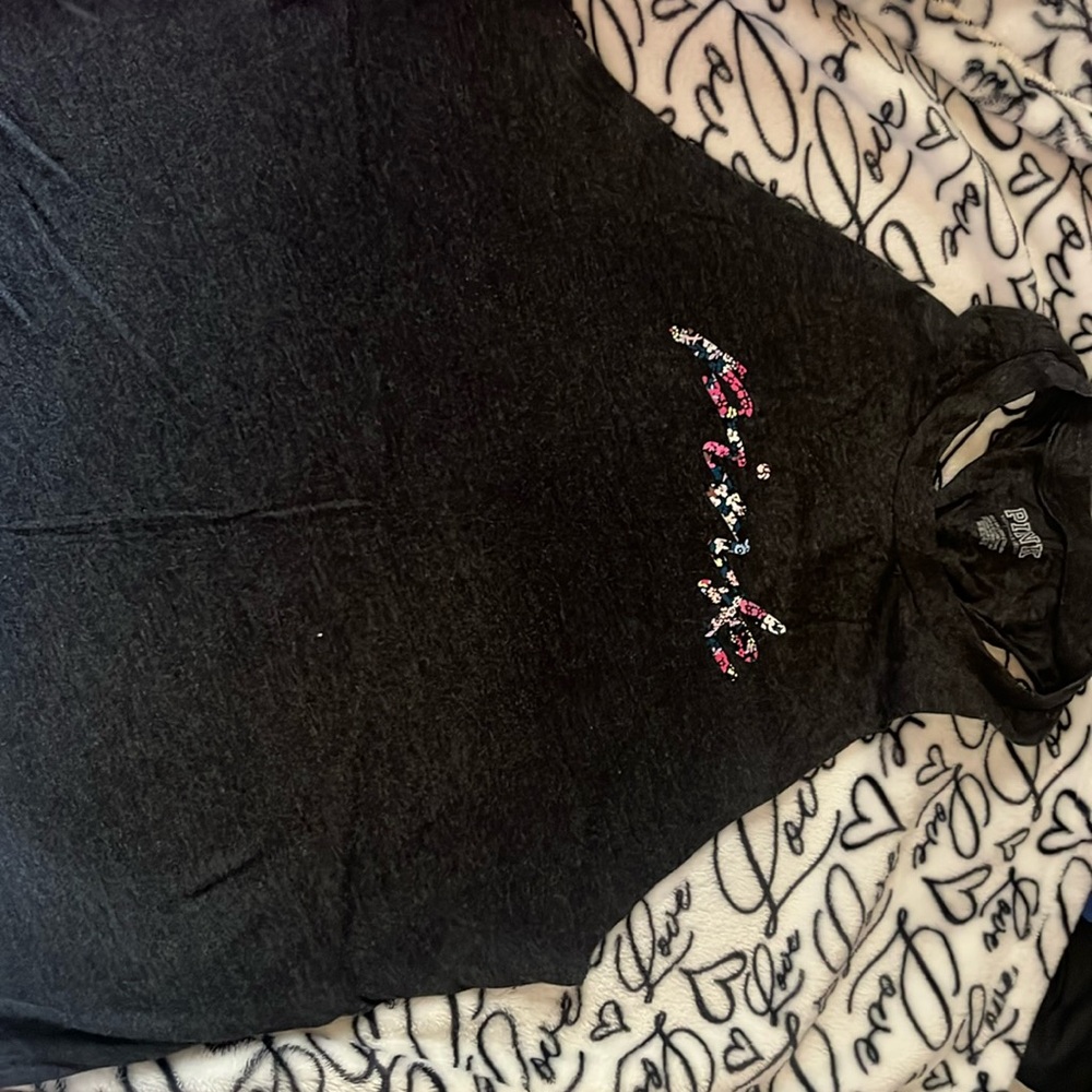 Blusa pink para mujer está casi nueva talla XS 
En buen estado color gris